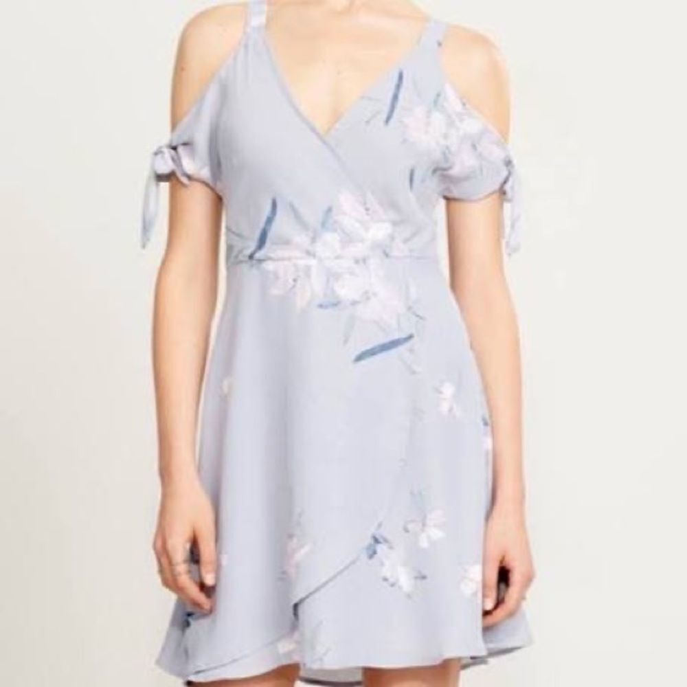 𝅺⭐️nwt Dynamite Cold Shoulder Tie Floral Wrap Dress⭐️